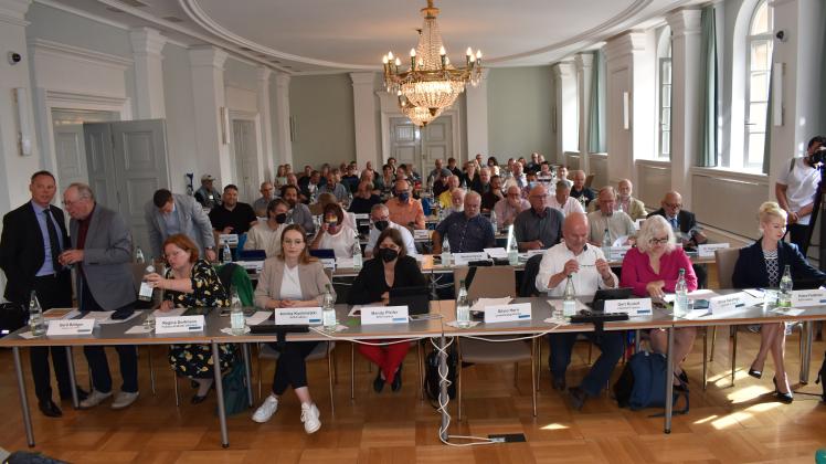 Die Stadtvertretung hat am Montagabend beschlossen, nicht gegen den Widerspruch des Innenministeriums gegen die Wahl von Karin Müller zur Beigeordneten des Oberbürgermeisters zu klagen.