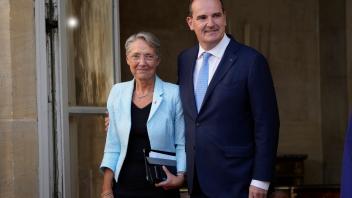Jean Castex (r), scheidender Premierminister von Frankreich, begrüßt Elisabeth Borne, neu ernannte Premierministerin von Frankreich, in der Residenz des Premierministers. Foto: Christophe Ena/AP/dpa