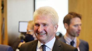 Andreas Pinkwart (FDP), Wirtschaftsminister in Nordrhein-Westfalen, kommt im Landtag in den Untersuchungsausschuss zur Flutkatastrophe vom Juli 2021. Foto: Oliver Berg/dpa/Bildarchiv