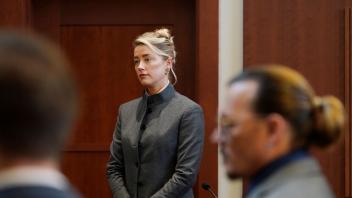 Amber Heard und Johnny Depp im Gerichtssaal. Foto: Steve Helber/AP/dpa