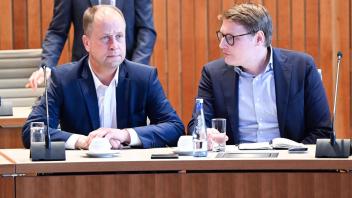 Joachim Stamp und Moritz Körner sitzen vor Beginn der Sitzung Landesvorstandes zusammen. Foto: Federico Gambarini/dpa