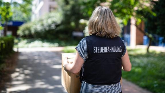 Bei Durchsuchungen stellen die Beamtinnen und Beamten der Steuerfahndung zum Beispiel Ordner, E-Mails oder andere Beweisunterlagen sicher. Foto: Christoph Schmidt/dpa-tmn - ACHTUNG: Nur zur redaktionellen Verwendung im Zusammenhang mit dem genannten Text Bei Durchsuchungen stellen die Beamtinnen und Beamten der Steuerfahndung zum Beispiel Ordner, E-Mails oder andere Beweisunterlagen sicher. Foto: Christoph Schmidt/dpa-tmn - ACHTUNG: Nur zur redaktionellen Verwendung im Zusammenhang mit dem genannten Text