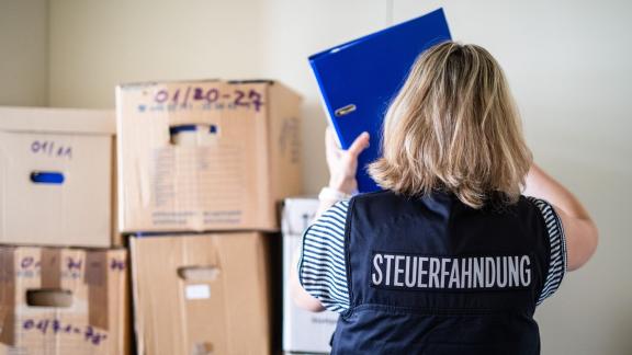 Anhand von sichergestellten Unterlagen machen sich Mitarbeiter der Steuerfahndung auf die Suche nach Indizien für Steuerbetrug. Foto: Christoph Schmidt/dpa-tmn - ACHTUNG: Nur zur redaktionellen Verwendung im Zusammenhang mit dem genannten Text Anhand von sichergestellten Unterlagen machen sich Mitarbeiter der Steuerfahndung auf die Suche nach Indizien für Steuerbetrug. Foto: Christoph Schmidt/dpa-tmn - ACHTUNG: Nur zur redaktionellen Verwendung im Zusammenhang mit dem genannten Text