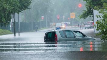 ARCHIV - Land unter: Wenn Autos so tief unter Wasser gestanden haben, sind schwerste Schäden zu erwarten. Foto: Bernd März/dpa/dpa-tmn/Archivbild