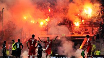 ARCHIV - Unschöner Abstieg: Hertha-Fans zünden 2012 beim Relegations-Rückspiel in Düsseldorf Pyros. Foto: Marius Becker/dpa