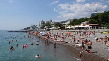 ARCHIV - Beliebter Schwarzmeer-Kurort: Urlauber baden am Strand von Jalta. Foto: Ulf Mauder/dpa-tmn/Archiv