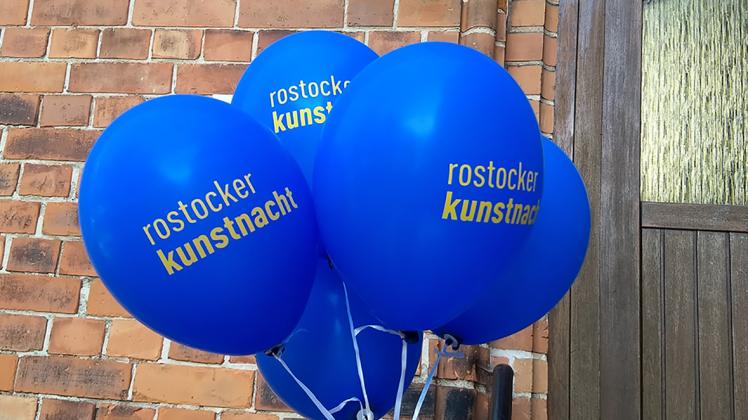 Besucher sollten beim Bummel durch die Östliche Altstadt einfach auf die blauen Kunstnacht-Luftballons achten: Hier gibt es Kunst.