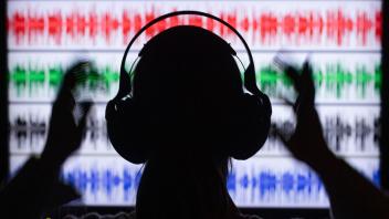 ILLUSTRATION - Bestimmte digital erzeugte Töne, sogenannte binaurale Beats, versprechen die Stimmung zu verbessern. Die Wirkung ist jedoch umstritten. Foto: Jens Büttner/dpa