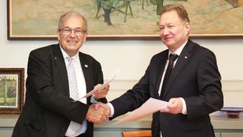 Unterzeichneten einen Kooperationsvertrag: Arturas Razbadauskas, Rektor Universität Klaipėda (r.), und Professor Wolfgang Schareck, Rektor der Universität Rostock. 
