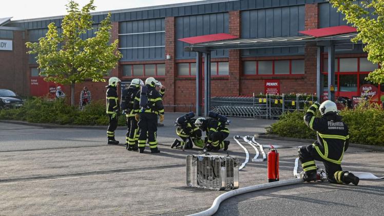 Kraftstoff-Geruch, der aus einer Plastikflasche kam, beschäftigte in Oldenburg die Feuerwehr am Freitagsabend.