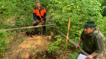 Forstamtsleiter Christof Darsow (l.) und Revierleiter Peter Felix Schuster zeigten an einer Bodengrube, wie die Grundwasserversorgung und die Art des Bodens ist.  