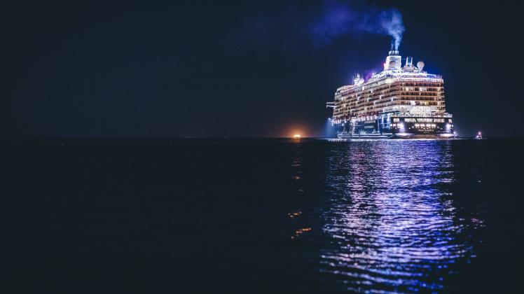 Trieste THEMENBILD - das beleuchtete Kreuzfahrtschiff Mein Schiff 6 der Reederei TUI Cruises im Hafen der Stadt in der