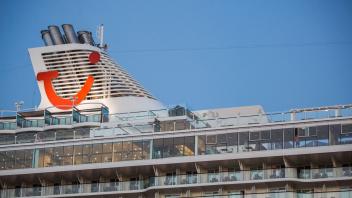 ARCHIV - Die Reederei TUI Cruises verzichtet auf die Maskenpflicht an Bord der «Mein Schiff»-Flotte. Foto: Socrates Baltagiannis/dpa - ACHTUNG: Person(en) wurde(n) aus rechtlichen Gründen gepixelt