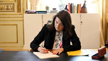 Schwedens Außenministerin Ann Linde hat am Dienstag den Nato-Mitgliedsantrag ihres Landes unterzeichnet.