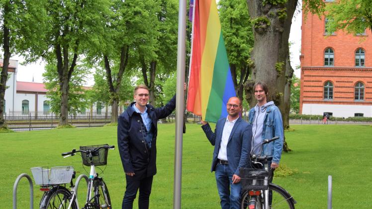 Regenbogenflagge gehisst Lukas Völsch, Nico Conrad und Sebastian Witt