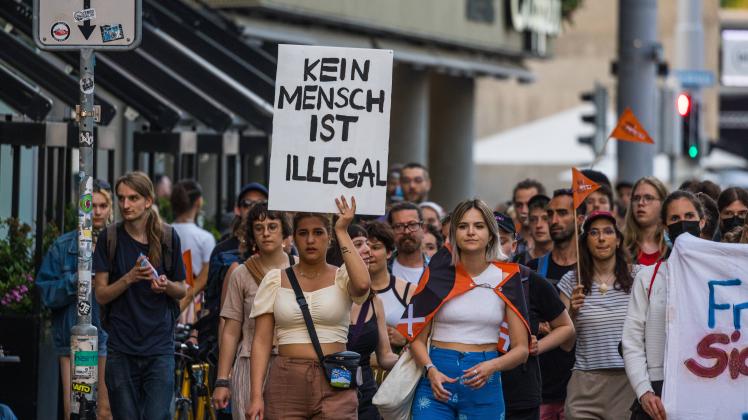 Zürich, Schweiz - 15. Mai 2022: In Zürich demonstrierten nach dem Ja zur Übernahme der EU-Verordnung über die Europäisc