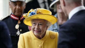 Die britische Königin Elizabeth II. besuchte den Bahnhof Paddington. Foto: Andrew Matthews/PA Wire/dpa