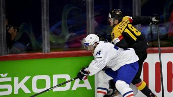 NHL-Profi Tim Stützle (r) verletzte sich gegen Frankreich. Foto: Antti Aimo-Koivisto/Lehtikuva/dpa
