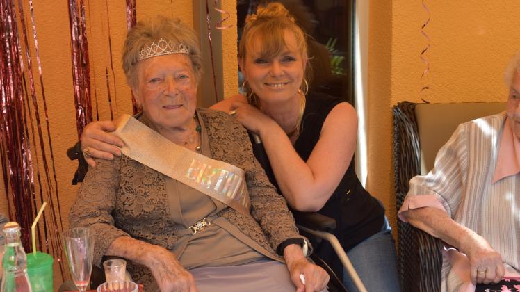 Freute sich über die zahlreichen Glückwünsche zu ihrem 105. Geburtstag: Jubilarin Irenke Deutsch (l.) mit ihrer Enkelin Constanze Behrend. 
