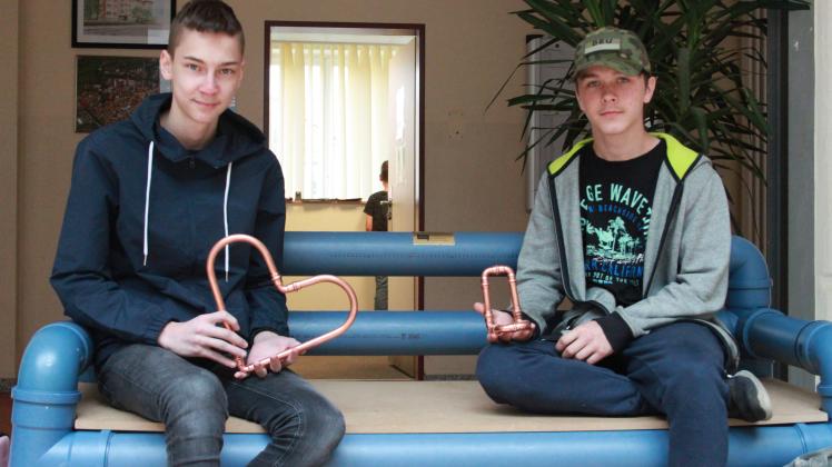 Laurenz (15) und Leon (16) haben Herz und Handyhalter aus Kupferrohren gebaut