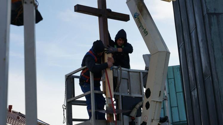 Die Elmshorner Lutherkirche hat ein neues Kreuz. Eingeweiht wird es am Sonntag, 15. Mai.