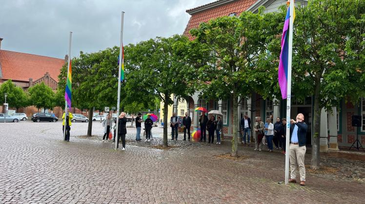 Passend untermalt wurden gleich drei Regenbogenfahnen am Tag gegen Homo- und Transphobie vor dem Rathaus in Boizenburg gehisst.
