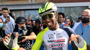 ARCHIV - Schrieb beim Giro d&apos;Italia ein weiteres Stück Radsportgeschichte: Biniam Girmay. Foto: Dirk Waem/BELGA/dpa