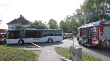 Tödlicher Unfall in Güstrower Stadtgebiet: Fahrradfahrer von Linienbus überrollt und getötet – Sperrung und Ermittlungen in Neukruger Straße