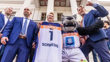Manuela Schwesig (SPD, m), Ministerpräsidentin von Mecklenburg-Vorpommern, hält ihr neues Trikot mit der Nummer 1. Foto: Jens Büttner/dpa
