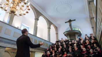 Die Kantorei Bargteheide singt unter der Leitung von Kirchenmusiker Andis Paegle.