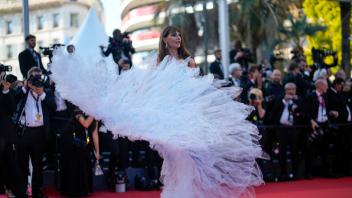 Voller Leichtigkit: Die französische Schauspielerin Frederique Bel bei der Eröffnung der 75. Internationalen Filmfestspiele in Cannes. Foto: Petros Giannakouris/AP/dpa