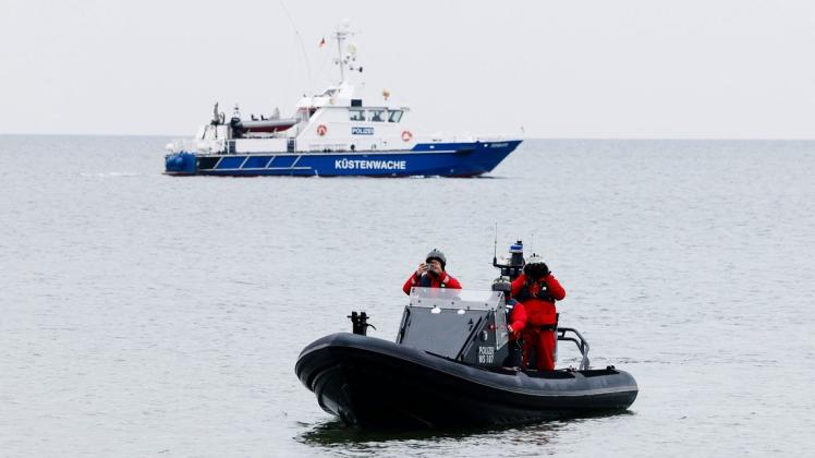 Weißenhäuser Strand: Polizeibeamte beobachten von einem Boot aus den Strand. Dort hatten Aktivisten der Umweltorganisation Greenpeace am Freitag eine Aktion durchgeführt. Dabei blieb es.