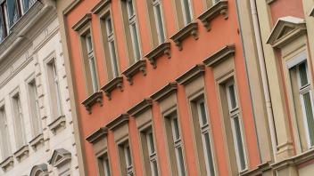 ARCHIV - Blick auf die Fassaden von Wohnhäusern. Foto: Nicolas Armer/dpa/Symbolbild