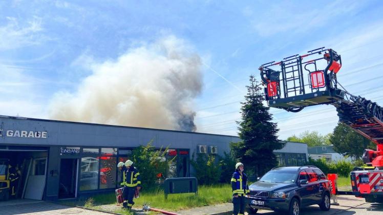 In der Brandruine im Gewerbegebiet Barsbüttel ist erneut ein Feuer ausgebrochen.