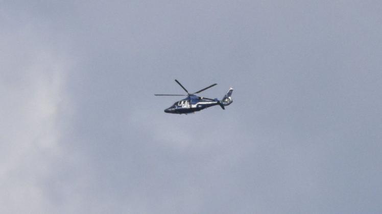 Ein Hubschrauber der Bundespolizei über dem Strand von Weißenhaus.
