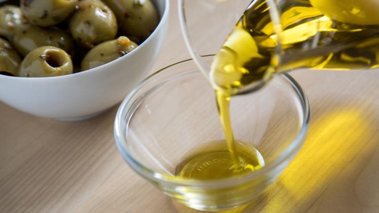ILLUSTRATION - Beim Kauf von Olivenöl fühlen sich viele Menschen oft überfordert. Eine Top-Qualität lässt sich aber an Geruch und Geschmack erkennen. Foto: Christin Klose/dpa-tmn