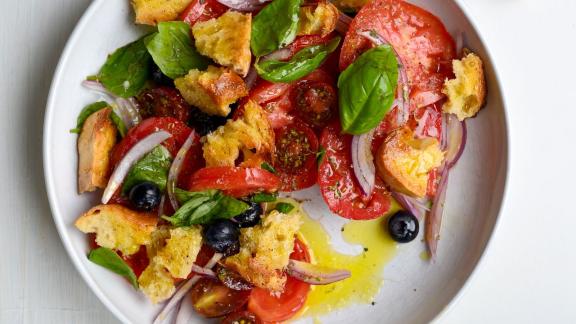 HANDOUT - Ein intensiv-fruchtiges Olivenöl passt gut zu einem Salat aus Brot, Tomaten und Paprika. Foto: Cettina Vicenzino/Delius Klasing Verlag/SuperOlio/dpa-tmn - ACHTUNG: Nur zur redaktionellen Verwendung im Zusammenhang mit dem genannten Text und nur bei vollständiger Nennung des vorstehenden Credits HANDOUT - Ein intensiv-fruchtiges Olivenöl passt gut zu einem Salat aus Brot, Tomaten und Paprika. Foto: Cettina Vicenzino/Delius Klasing Verlag/SuperOlio/dpa-tmn - ACHTUNG: Nur zur redaktionellen Verwendung im Zusammenhang mit dem genannten Text und nur bei vollständiger Nennung des vorstehenden Credits