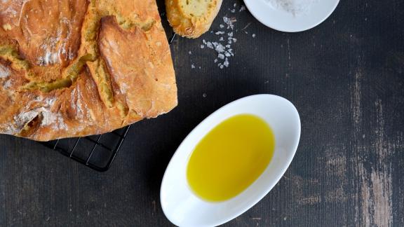 HANDOUT - Beim Verkosten des Olivenöls mit Brot und Salz entwickeln sich in Mundhöhle, Rachen und Hals Schärfe und Bitternoten von dezent und flüchtig bis kräftig und lang anhaltend. Foto: Cettina Vicenzino/Delius Klasing Verlag/SuperOlio/dpa-tmn - ACHTUNG: Nur zur redaktionellen Verwendung im Zusammenhang mit dem genannten Text und nur bei vollständiger Nennung des vorstehenden Credits HANDOUT - Beim Verkosten des Olivenöls mit Brot und Salz entwickeln sich in Mundhöhle, Rachen und Hals Schärfe und Bitternoten von dezent und flüchtig bis kräftig und lang anhaltend. Foto: Cettina Vicenzino/Delius Klasing Verlag/SuperOlio/dpa-tmn - ACHTUNG: Nur zur redaktionellen Verwendung im Zusammenhang mit dem genannten Text und nur bei vollständiger Nennung des vorstehenden Credits