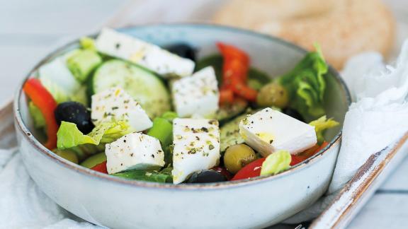 HANDOUT - Auch zu einem griechischen Salat passt intensiv-fruchtiges Olivenöl. Foto: Tina Bumann/EMF/dpa-tmn - ACHTUNG: Nur zur redaktionellen Verwendung im Zusammenhang mit dem genannten Text und nur bei vollständiger Nennung des vorstehenden Credits HANDOUT - Auch zu einem griechischen Salat passt intensiv-fruchtiges Olivenöl. Foto: Tina Bumann/EMF/dpa-tmn - ACHTUNG: Nur zur redaktionellen Verwendung im Zusammenhang mit dem genannten Text und nur bei vollständiger Nennung des vorstehenden Credits