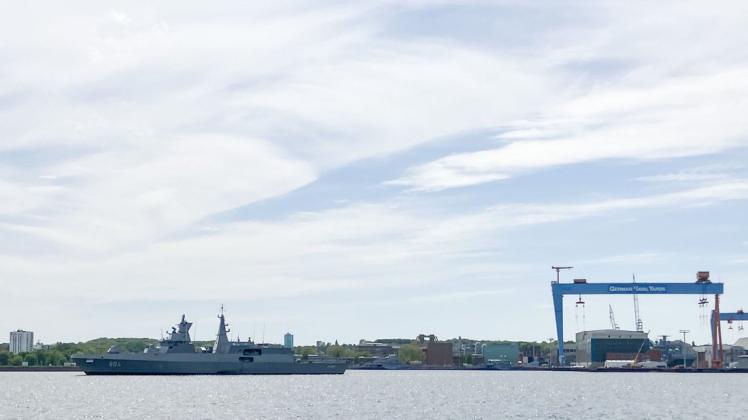 Die Fregatte „Al Aziz“ ist am Montagmittag auf der Kieler Förde zu sehen.