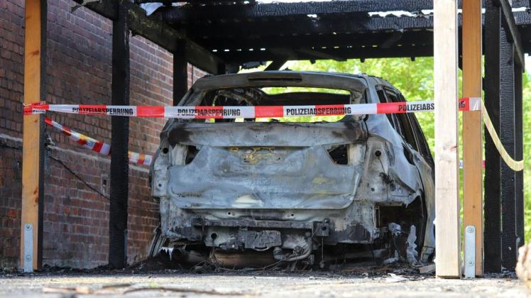 Der BMW brannte vollständig aus, der Carport wurde massiv beschädigt.