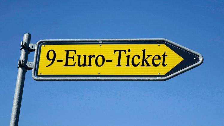 Wegweiser mit 9-Euro-Ticket: Wird der Weg zur Arbeit eigentlich auch für Syltpendler aus Südtondern günstiger? Nicht unbedingt.