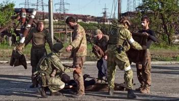 Bild aus einem Video des russischen Verteidigungsministerium, das die Versorgung der Gefangenen aus dem Stahlwerk in Mariupol zeigen soll.