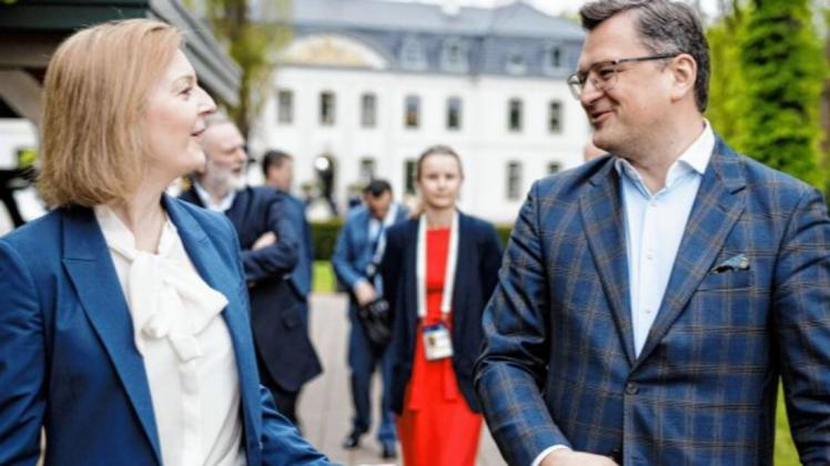 Gespräche vor besonderer Kulisse: Die britische Außenministerin Liz Truss mit ihrem ukrainischen Kollegen Dmytro Kuleba.