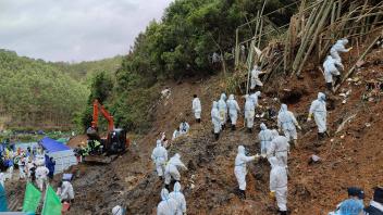 (220325) -- TENGXIAN, March 25, 2022 -- Rescuers conduct search and rescue work at the core site of the plane crash in