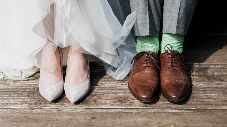 Dass der Bräutigam das Brautkleid erst unmittelbar vor der Trauung sehen darf, ist in ganz Deutschland Usus.