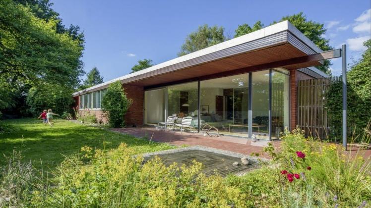 Die Bungalows des österreichisch-amerikanischen Star-Architekten Richard Neutra sind in den 1960er Jahren in Quickborn gebaut worden. Seit einigen Jahren stehen die Immobilien wieder hoch im Kurs.