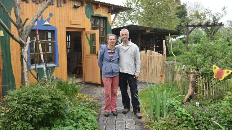 Kristina Fanter und Gero Reimers in ihrem Garten in Sommerland. Im Hintergrund das gerade fertig gestellte Atelierhaus.