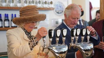 Prinz Charles und Herzogin Camilla in der Quidi Vidi Brauerei im kanadischen St. John&apos;s. Foto: Jacob King/PA Wire/dpa