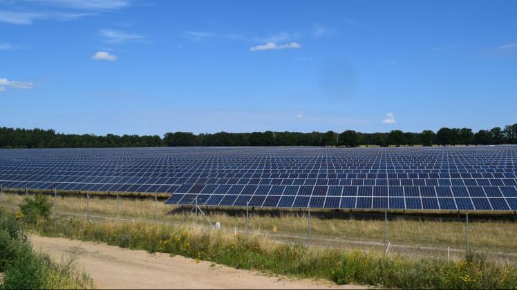 Solarmodule so weit das Auge reicht. Wird es so etwas auch in Seetz an der L13 geben? 